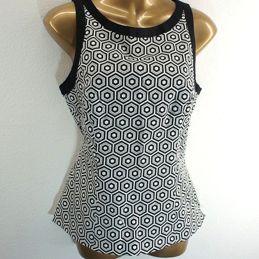 White House Black Market Octagon Print Sleeveless top size 6